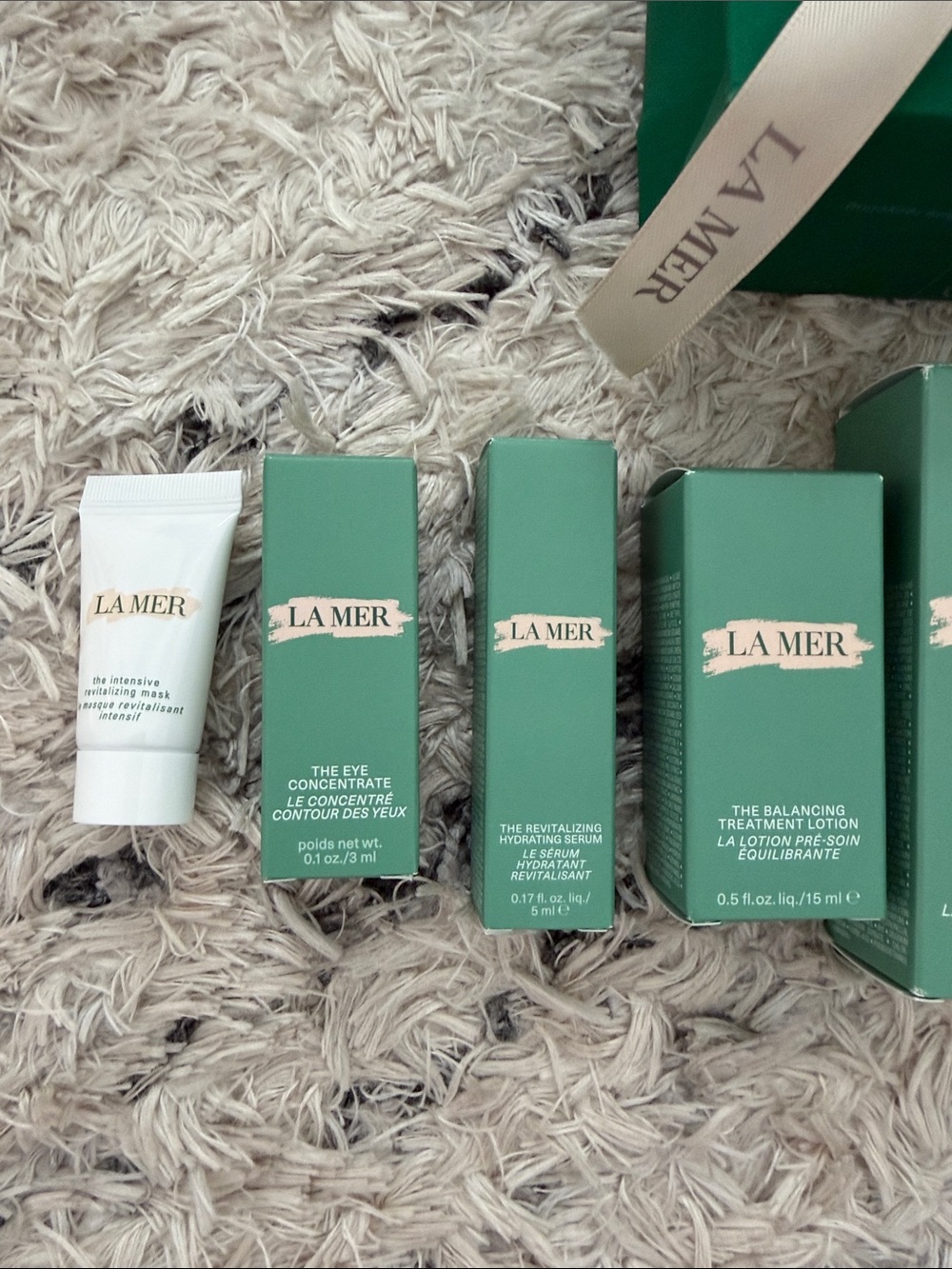 La Mer Green Luxury Skincare Gift Bag with Ribbon - Picture 2 of 5